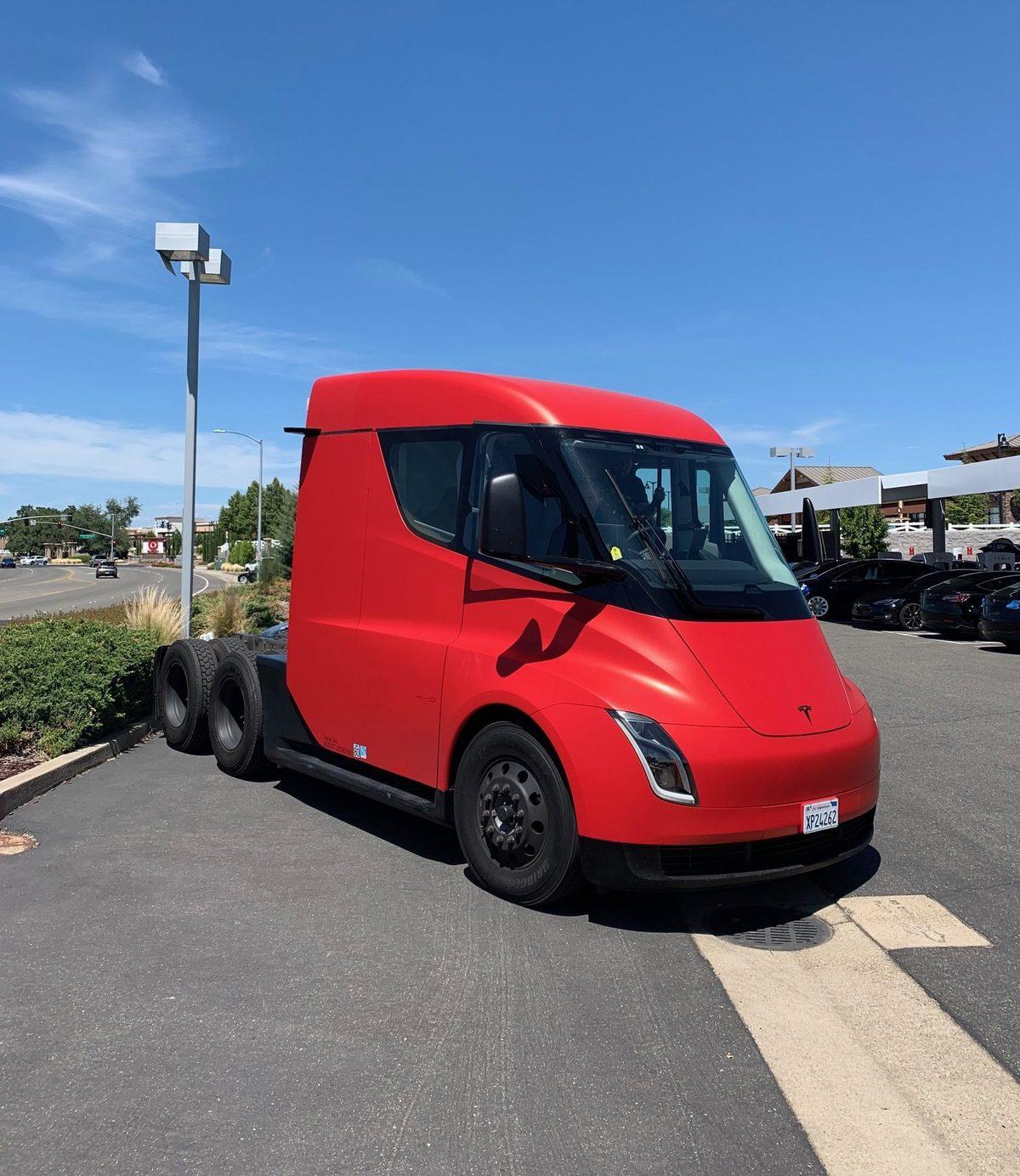 Tesla’nın Elektrikli Motorlu Kamyonu Semi’nin Prototipi İlk Kez Görüntülendi