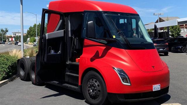 Tesla’nın Elektrikli Motorlu Kamyonu Semi’nin Prototipi İlk Kez Görüntülendi