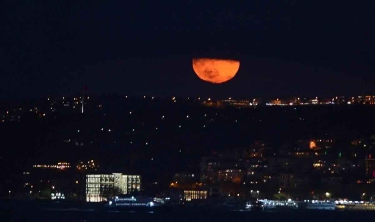 Dün Gece Gerçekleşen Süper Ay’ın ’Evde Kal’ Yazısıyla Yan Yana Geldiği Fotoğraf