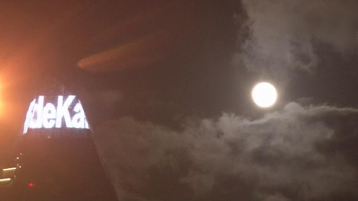 Dün Gece Gerçekleşen Süper Ay’ın ’Evde Kal’ Yazısıyla Yan Yana Geldiği Fotoğraf
