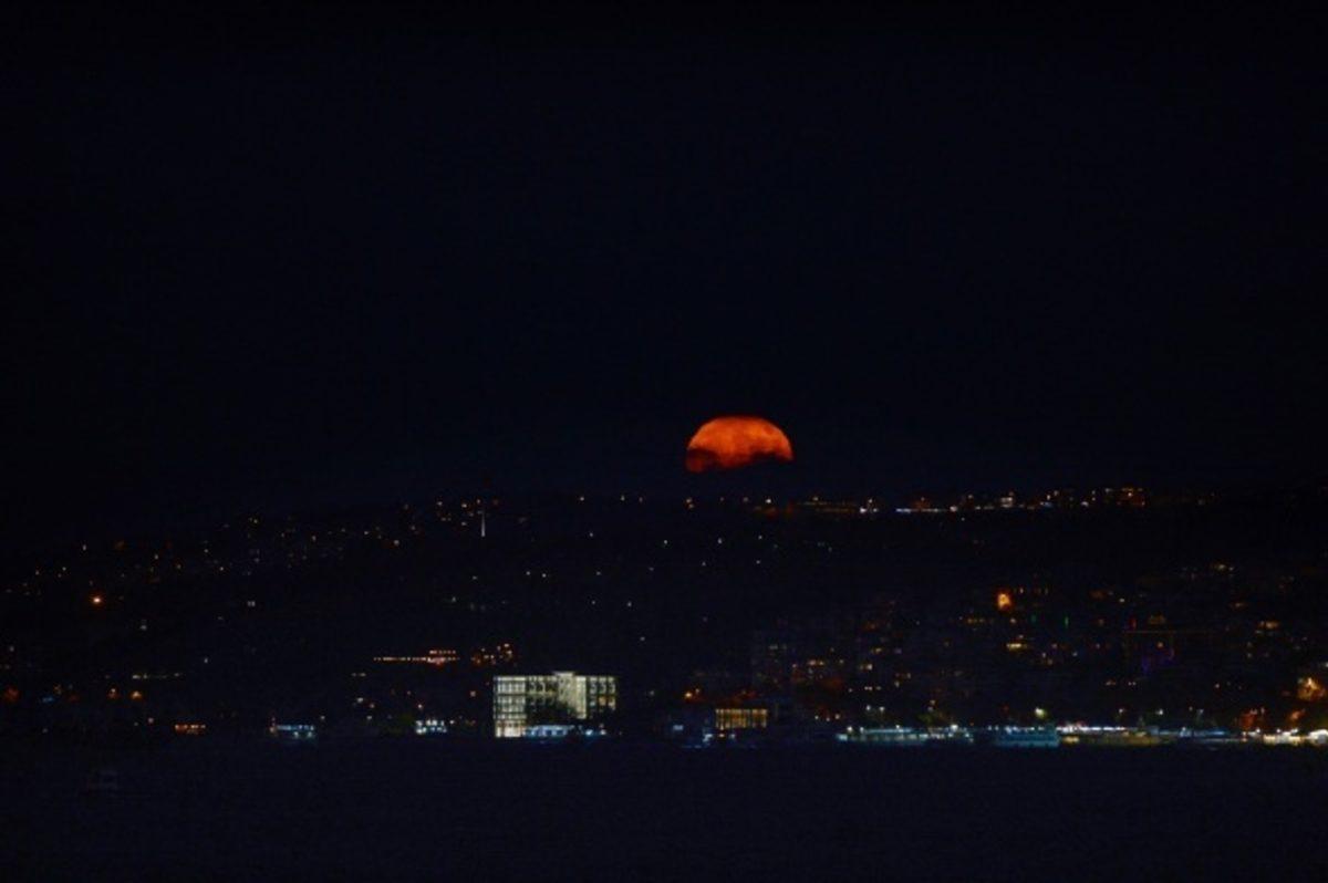 Dün Gece Gerçekleşen Süper Ay’ın ’Evde Kal’ Yazısıyla Yan Yana Geldiği Fotoğraf