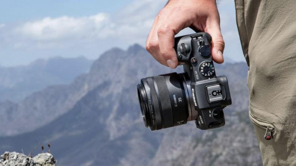 Canon, Kendi Arkasını Dahi Görebilen Yeni Bir Balık Gözü Lens İçin Patenti Başvurusu Yaptı