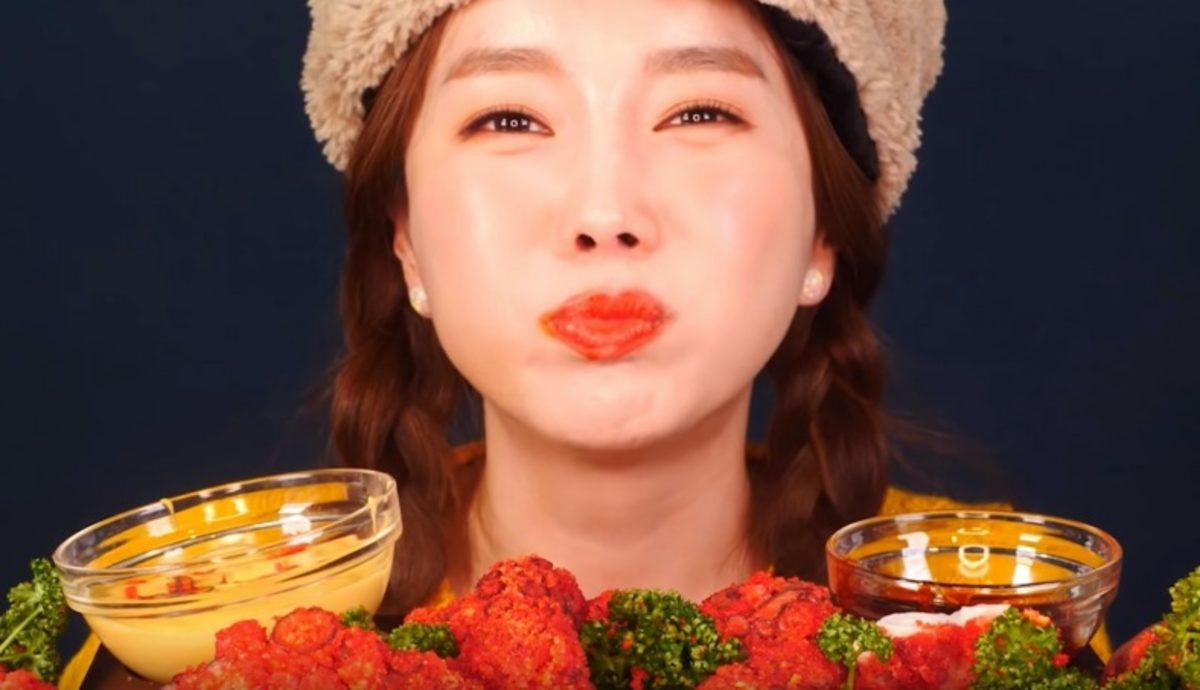 ASMR Temalı Videolarında Canlı Hayvan Yiyen Koreli YouTuber’a Tepki Yağıyor