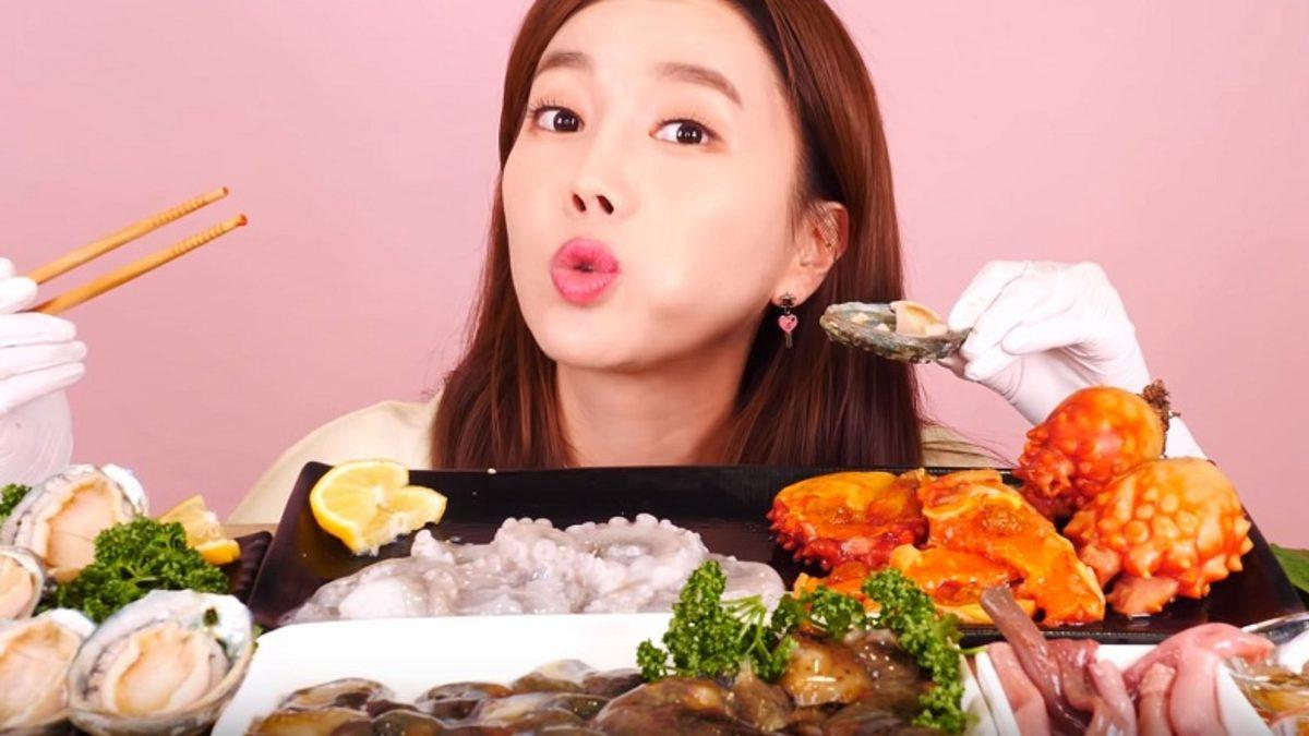 ASMR Temalı Videolarında Canlı Hayvan Yiyen Koreli YouTuber’a Tepki Yağıyor