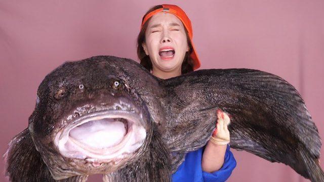 ASMR Temalı Videolarında Canlı Hayvan Yiyen Koreli YouTuber’a Tepki Yağıyor