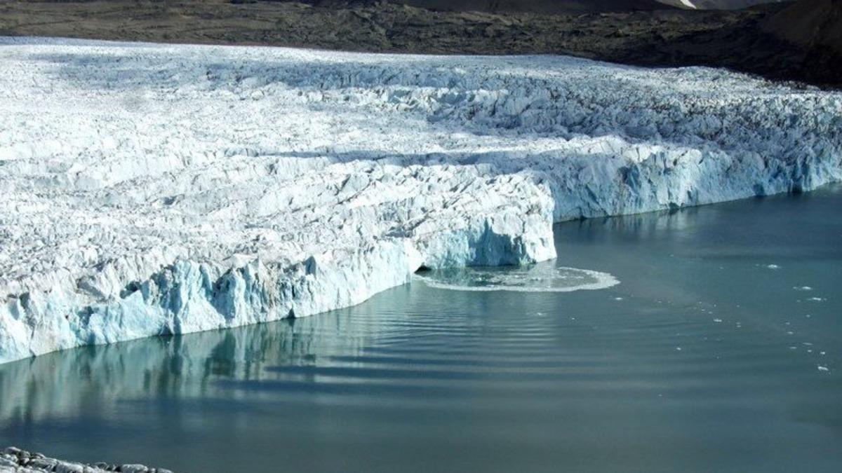 Bilim İnsanları, Su Altına Koydukları Mikrofonla Arktik Buzulunu Dinliyorlar