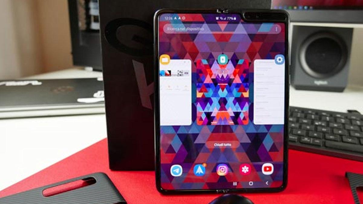 Samsung’un Galaxy Fold 2’nin Parçalarını Üretmeye Başlayacağı İddia Edildi