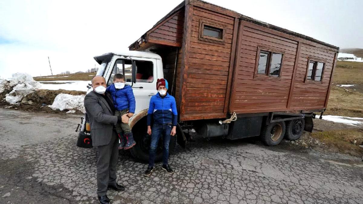Trabzon’da Yaşayan Bir Adam, Koronavirüsten Korunmak İçin Kamyondan Ev Yaptı