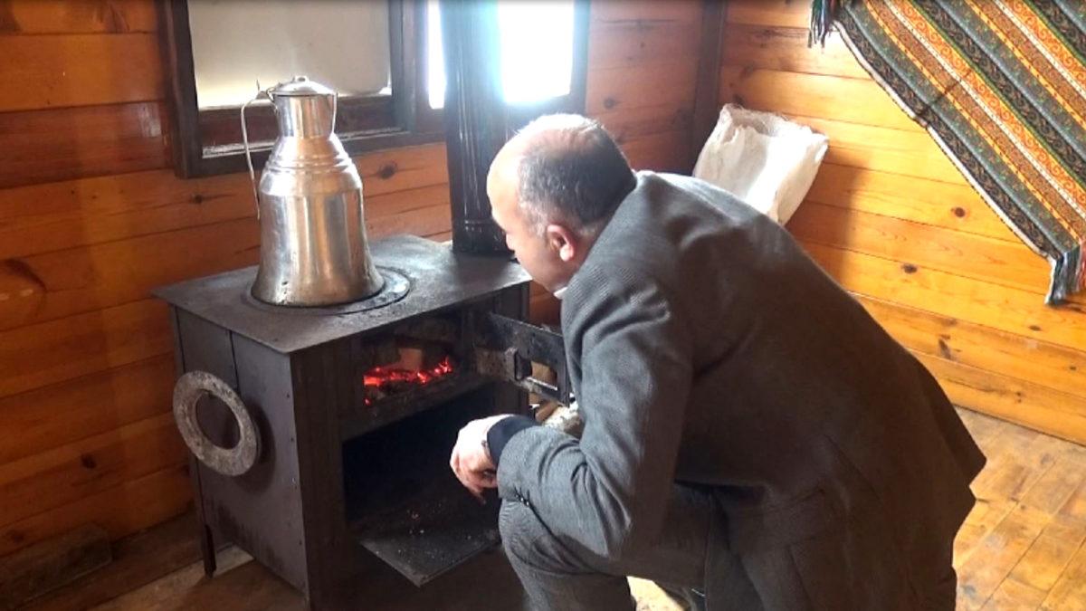 Trabzon’da Yaşayan Bir Adam, Koronavirüsten Korunmak İçin Kamyondan Ev Yaptı