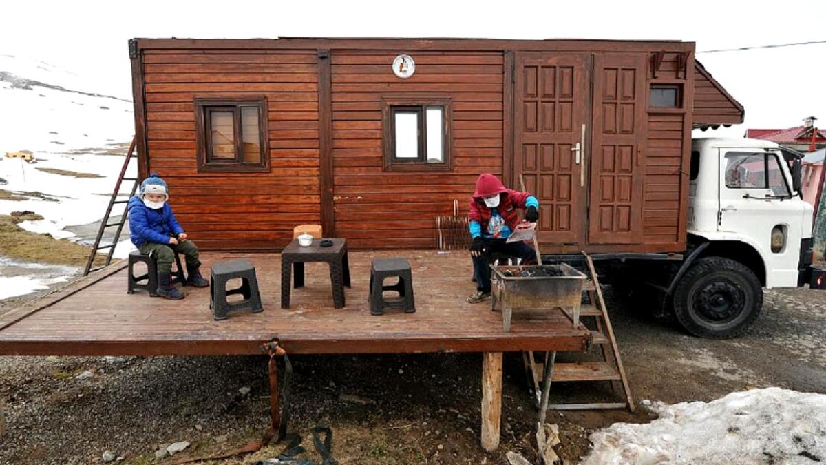 Trabzon’da Yaşayan Bir Adam, Koronavirüsten Korunmak İçin Kamyondan Ev Yaptı