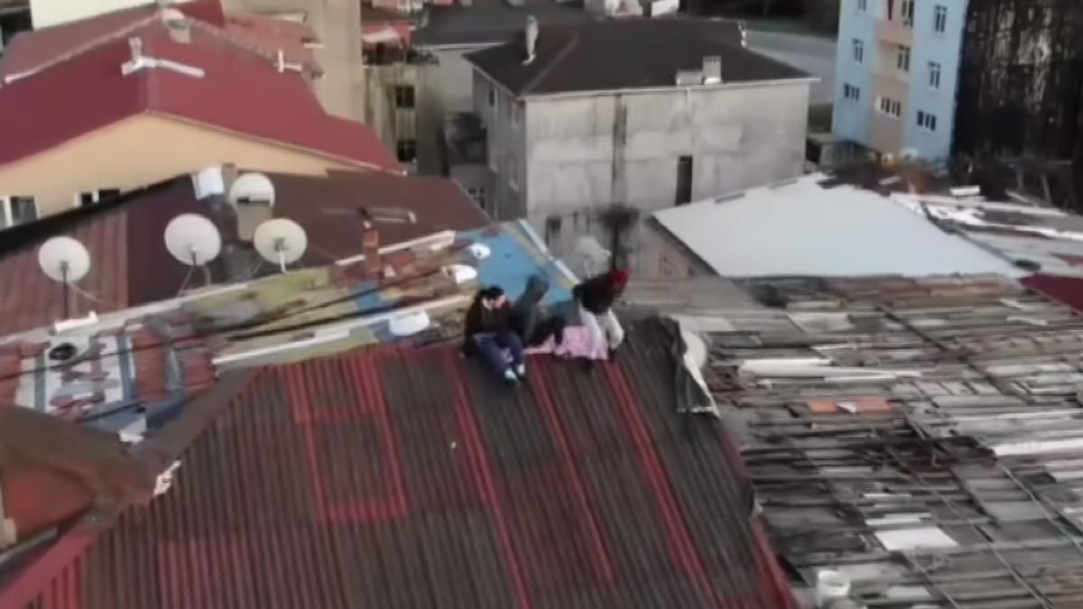 İstanbul Polisi, Çatıya Çıkan Gençleri Drone ile Uyardı (Video)