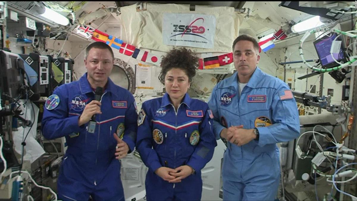 Astronotlar, Koronavirüsle Savaşan Dünya’ya Dönmeye Hazırlanıyorlar