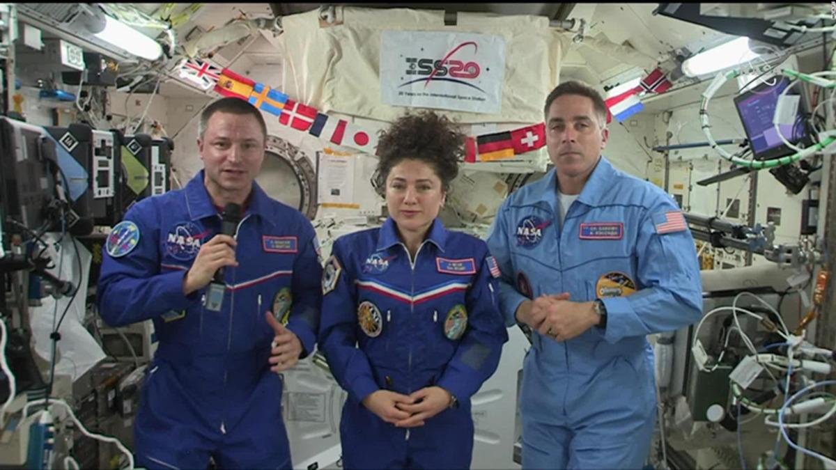 Astronotlar, Koronavirüsle Savaşan Dünya’ya Dönmeye Hazırlanıyorlar