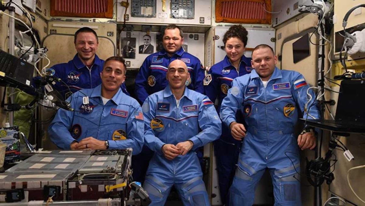 Astronotlar, Koronavirüsle Savaşan Dünya’ya Dönmeye Hazırlanıyorlar