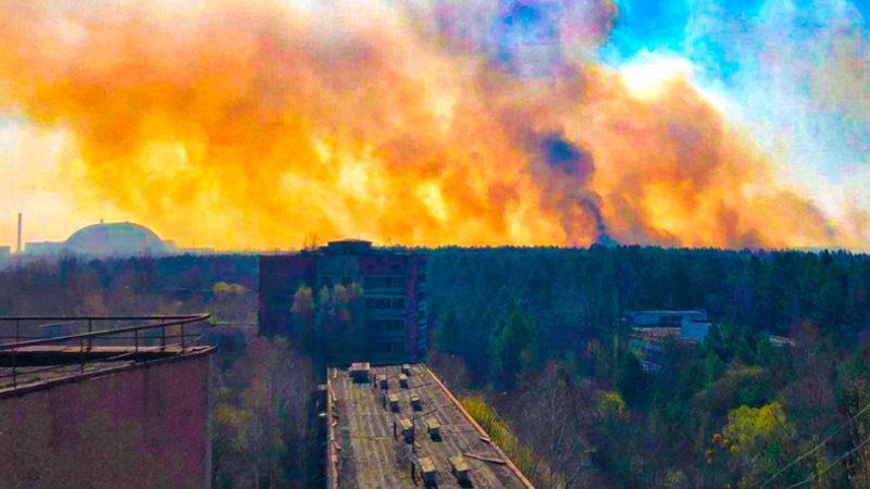 Ukrayna, Çernobil Nükleer Santrali Yakınlarındaki Yangını Söndürdüğünü Açıkladı