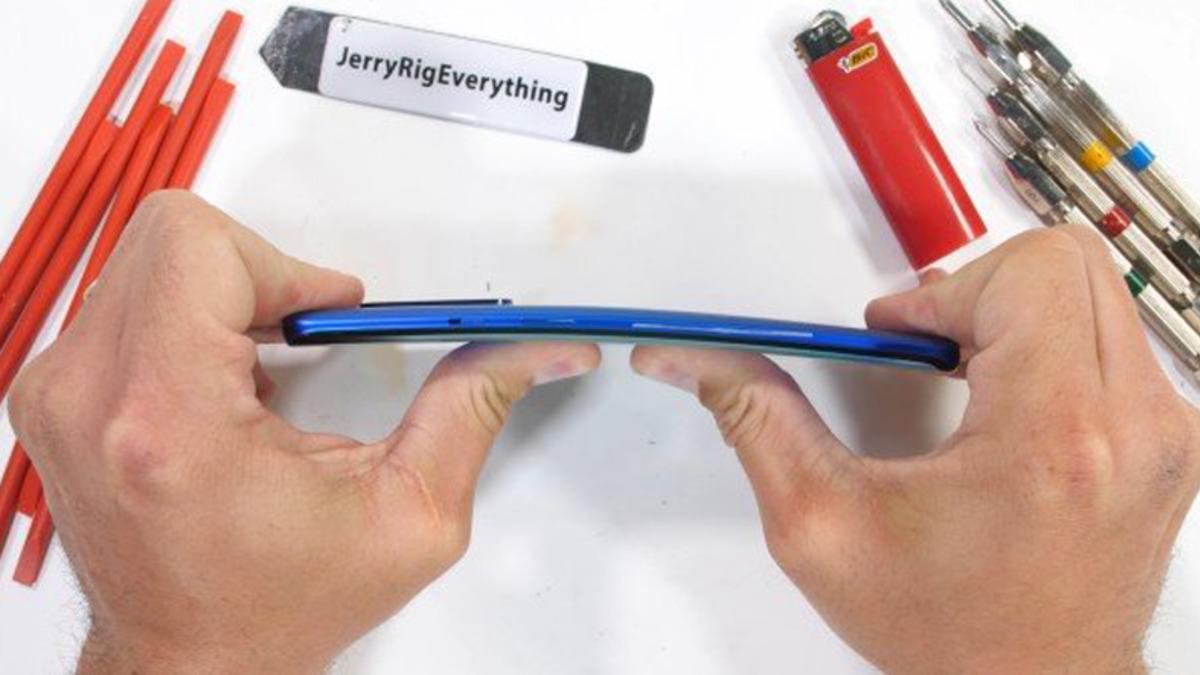 Bir YouTuber, OnePlus 8 Pro’yu Parçalarına Ayırdı (Video)