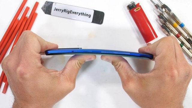 Bir YouTuber, OnePlus 8 Pro’yu Parçalarına Ayırdı (Video)