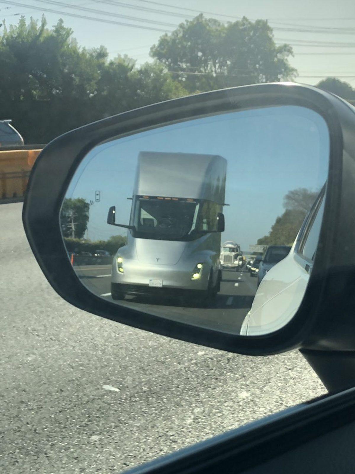 Tesla Semi, Sürücüsüz Şekilde Otobanda İlerlerken Görüntülendi