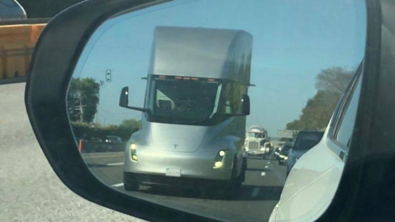 Tesla Semi, Sürücüsüz Şekilde Otobanda İlerlerken Görüntülendi