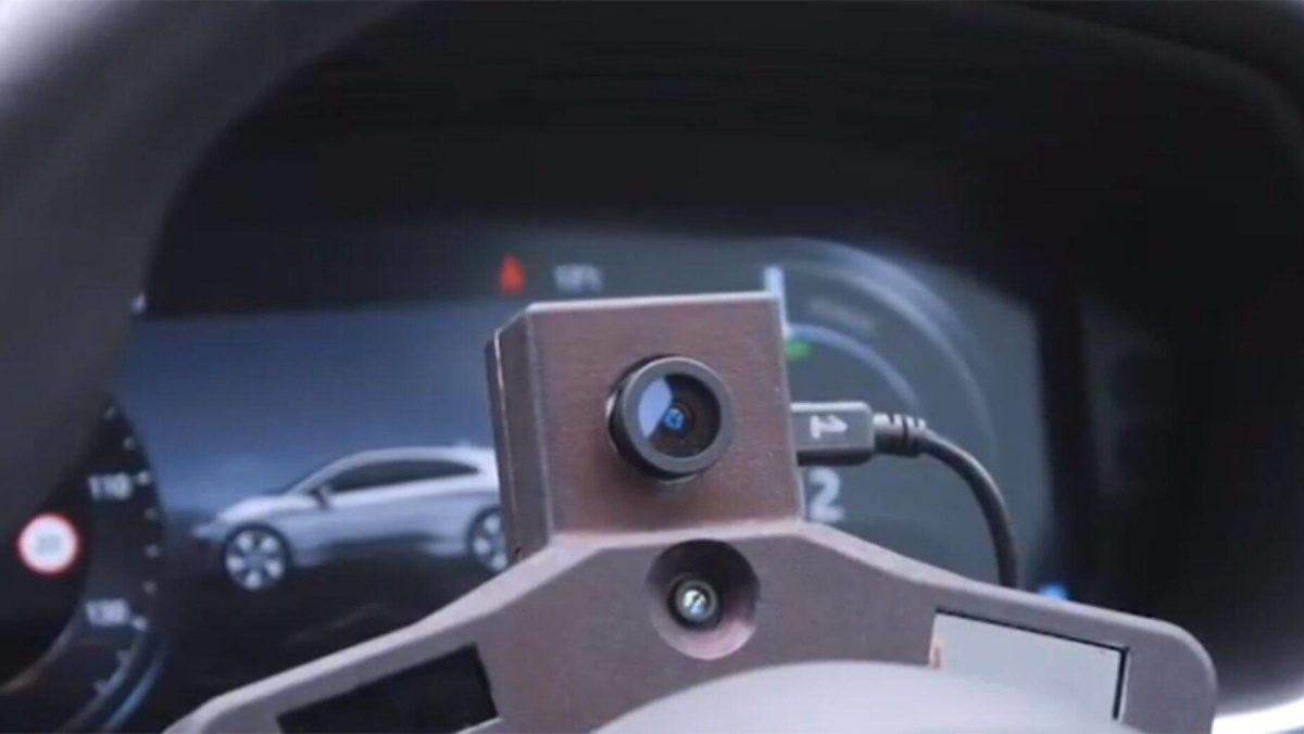 Jaguar’ın Yüz Tanılama Teknolojisi, Sürücünün Ruh Halini Algılayarak Müzik Açıyor