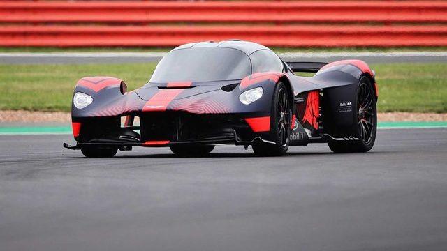 Asfalta İnen Aston Martin Valkyrie’nin Etkileyici Motor Sesi (Video)