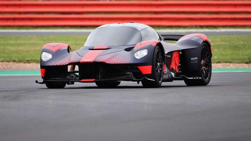 Asfalta İnen Aston Martin Valkyrie’nin Etkileyici Motor Sesi (Video)