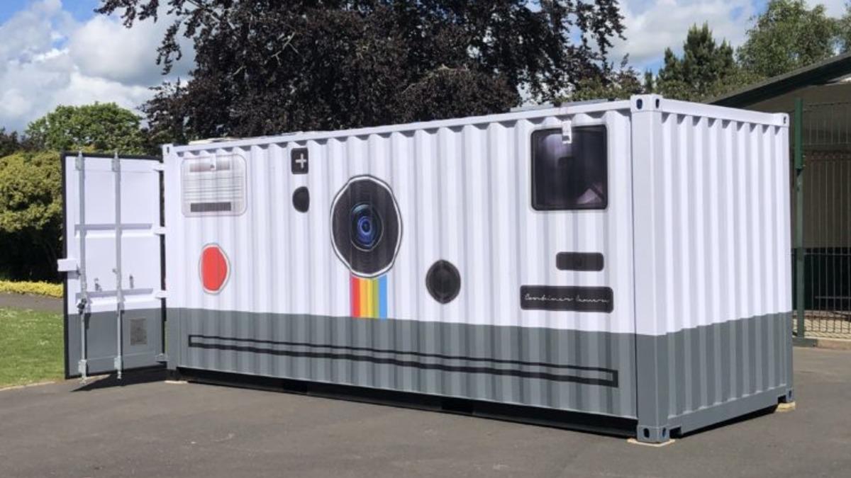 Bir Fotoğrafçı, Devasa Bir Konteyneri Fotoğraf Makinesi Haline Getirdi
