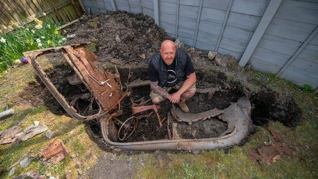 Bir Evin Arka Bahçesinde Gömülü Hâlde Bulunan Ford Popular’ın Gizemi Çözüldü