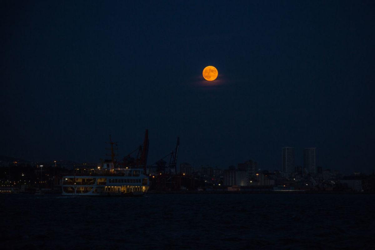 Parçalı Ay Tutulmasının İstanbul’da Çekilen Muhteşem Fotoğrafları