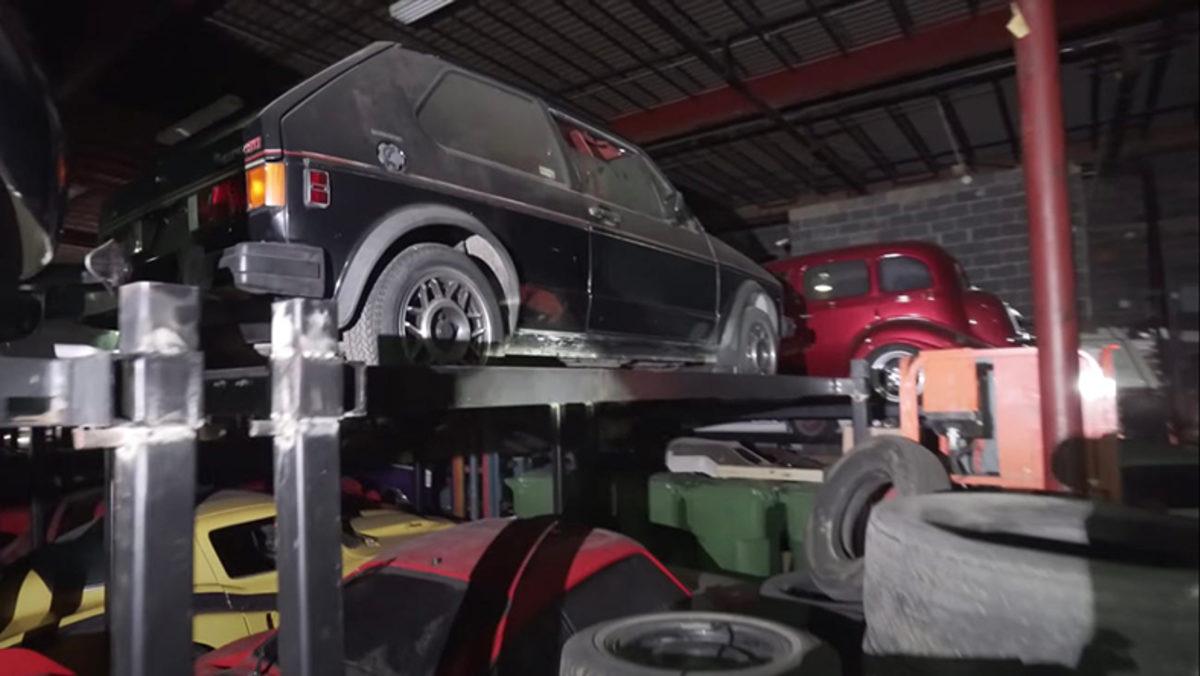Nadir Araçların Çorap Çekmecesi Gibi İstiflendiği Araba Koleksiyonu (Video)
