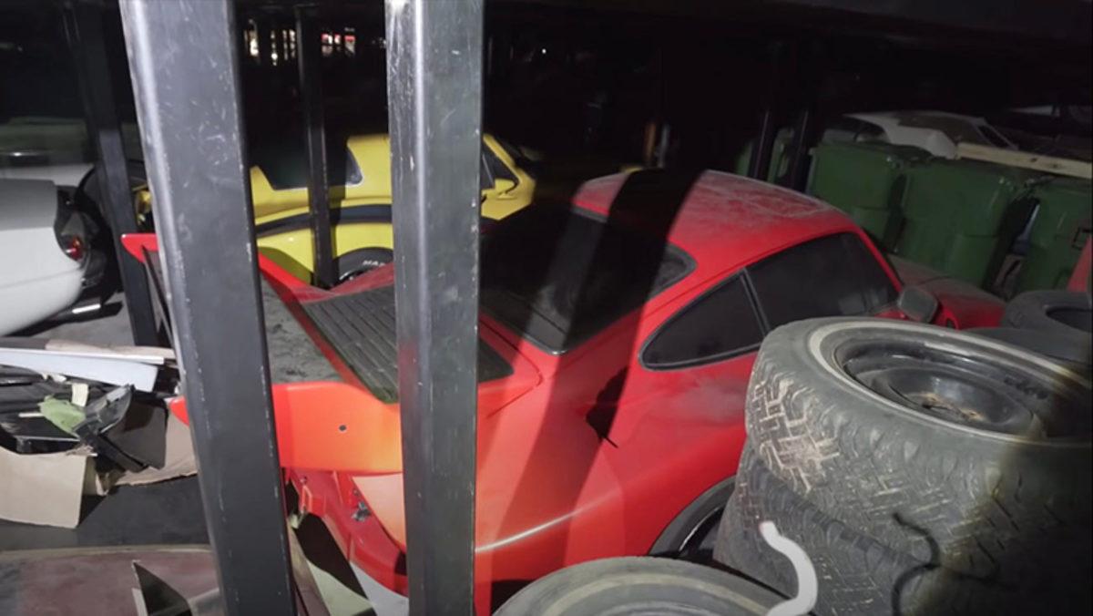 Nadir Araçların Çorap Çekmecesi Gibi İstiflendiği Araba Koleksiyonu (Video)