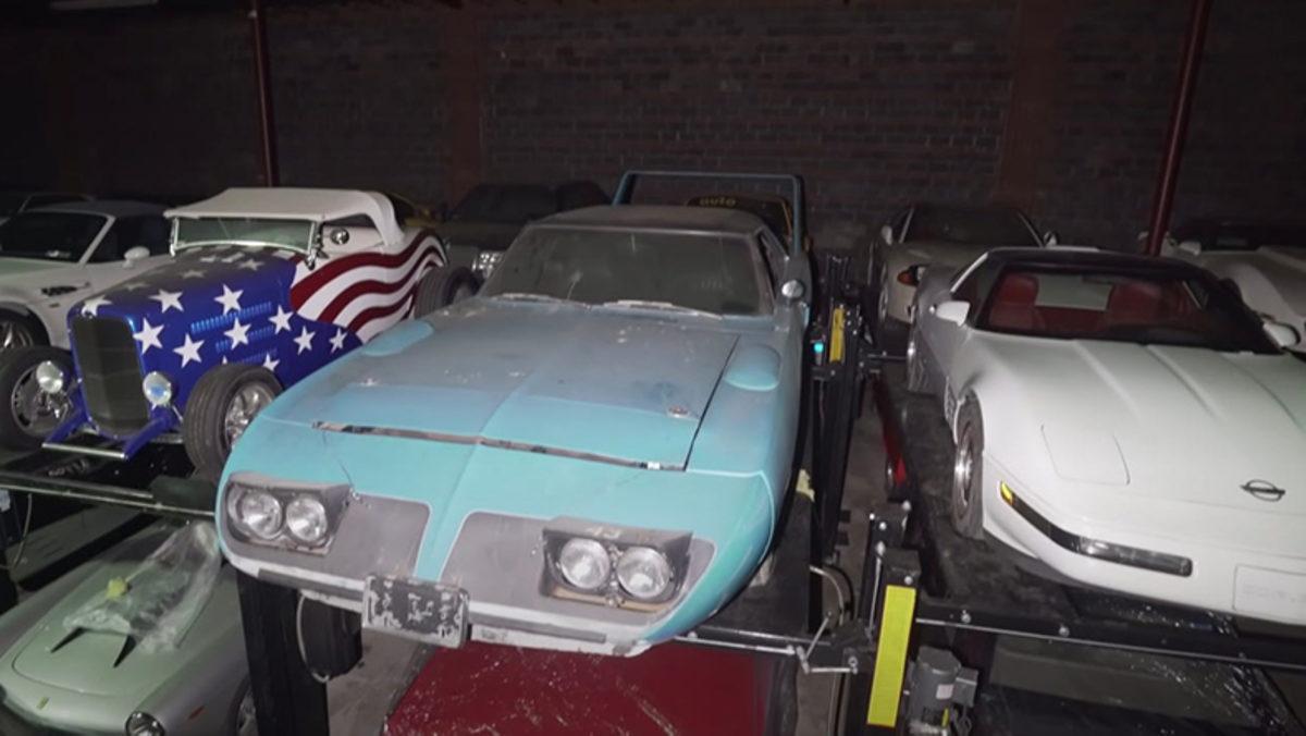 Nadir Araçların Çorap Çekmecesi Gibi İstiflendiği Araba Koleksiyonu (Video)