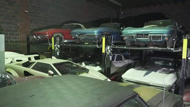 Nadir Araçların Çorap Çekmecesi Gibi İstiflendiği Araba Koleksiyonu (Video)