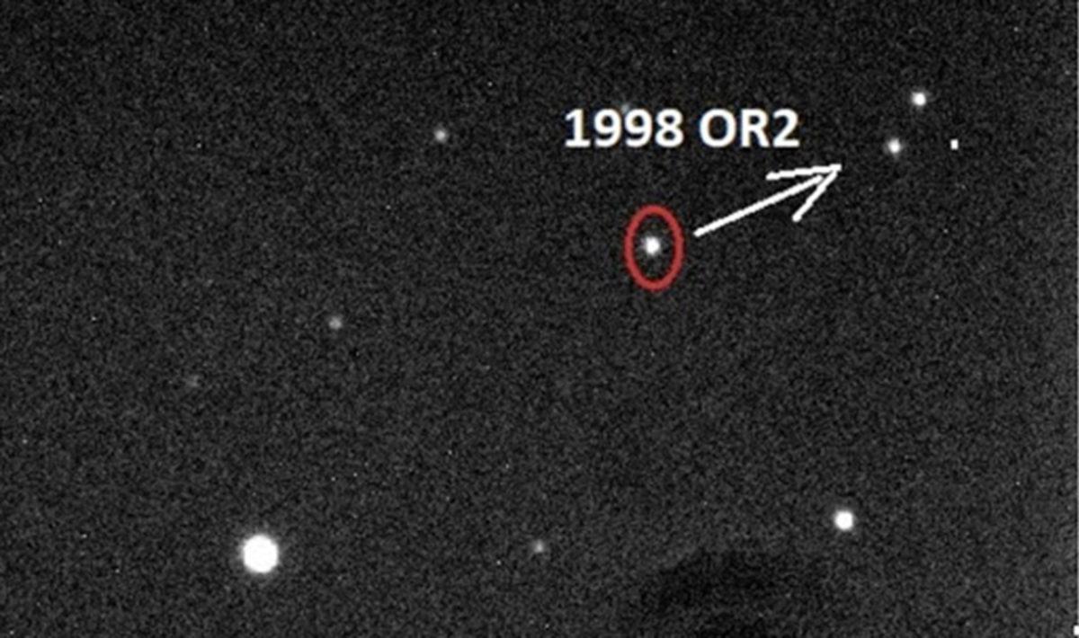 Bilim İnsanları, Yüzlerinde Maskelerle Dünya’nın Yakınından Geçecek Asteroiti Gözlüyorlar