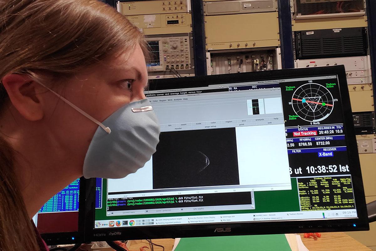 Bilim İnsanları, Yüzlerinde Maskelerle Dünya’nın Yakınından Geçecek Asteroiti Gözlüyorlar