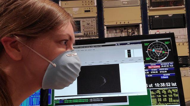 Bilim İnsanları, Yüzlerinde Maskelerle Dünya’nın Yakınından Geçecek Asteroiti Gözlüyorlar