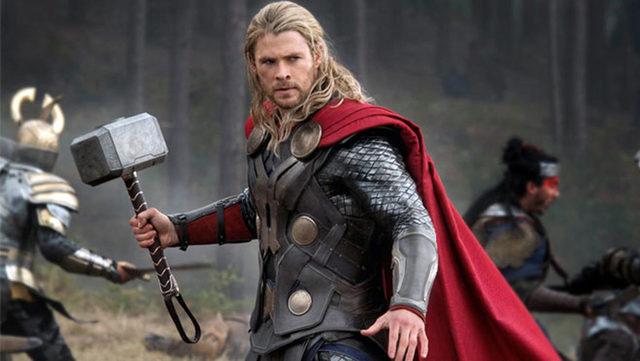 Thor’u Canlandıran Chris Hemsworth, Marvel Setlerinden ’Aşırdıklarını’ Gösterdi