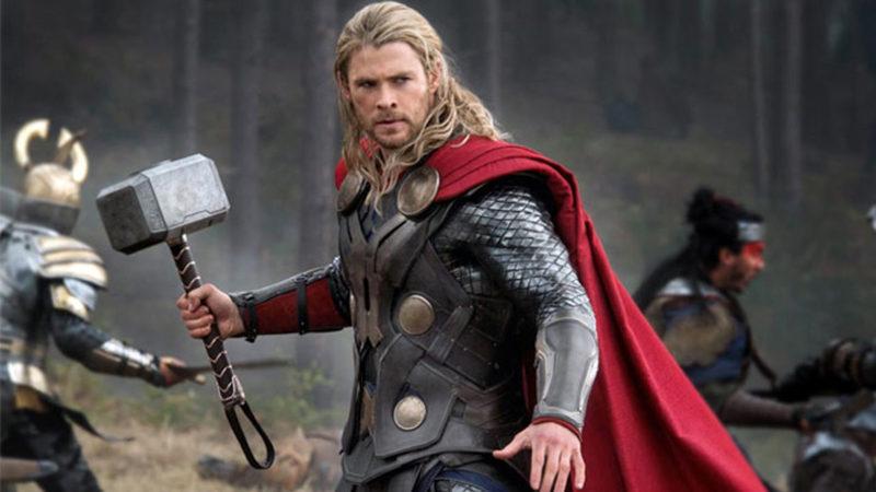 Thor’u Canlandıran Chris Hemsworth, Marvel Setlerinden ’Aşırdıklarını’ Gösterdi