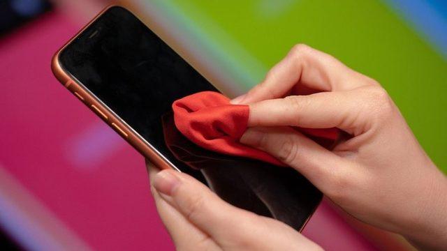 Uzmanlar, Cep Telefonlarındaki Koronavirüs Tehlikesi Konusunda Uyarıyor