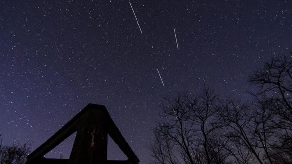 SpaceX, Starlink Uydularını Daha Az Işık Saçması İçin Güneşlikle Kaplayacak