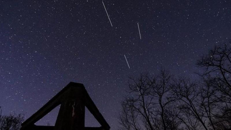 SpaceX, Starlink Uydularını Daha Az Işık Saçması İçin Güneşlikle Kaplayacak