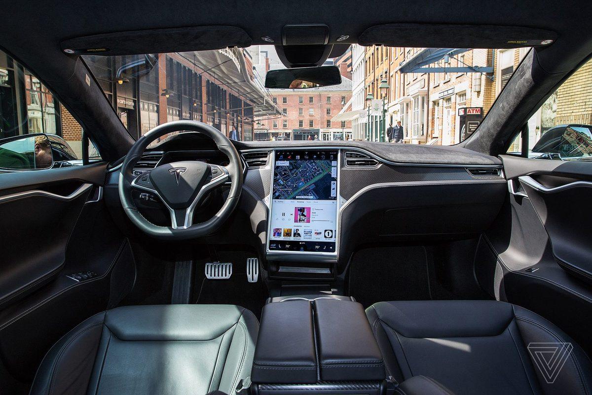 Tesla’nın Şehir İçi Otonom Sürüşünü Geliştiren Bir Güncelleme Yayınlandı