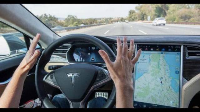 Tesla’nın Şehir İçi Otonom Sürüşünü Geliştiren Bir Güncelleme Yayınlandı