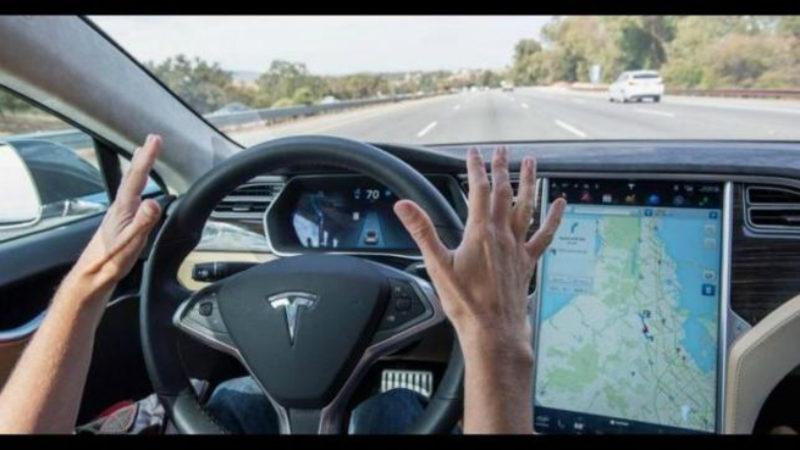 Tesla’nın Şehir İçi Otonom Sürüşünü Geliştiren Bir Güncelleme Yayınlandı