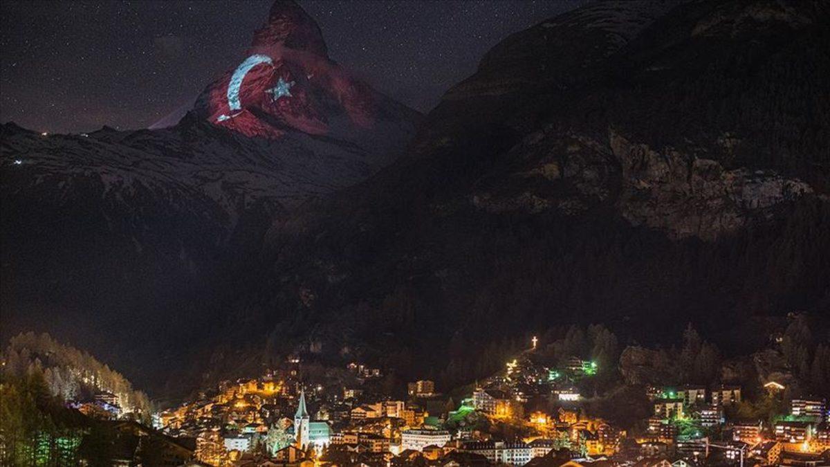 Avrupa’nın En Yüksek Zirvelerinden Matterhorn Dağı’na Hologramla Türk Bayrağı Yansıtıldı