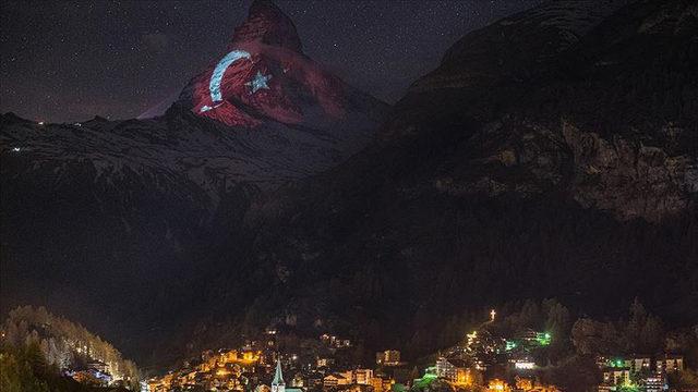 Avrupa’nın En Yüksek Zirvelerinden Matterhorn Dağı’na Hologramla Türk Bayrağı Yansıtıldı