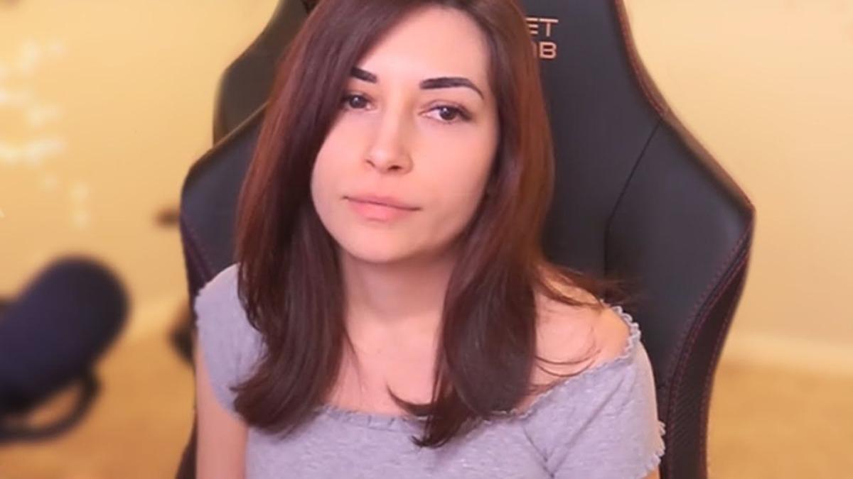 Yayında Yanlışlıkla Göğsünü Açan Twitch Yayıncısı Alinity Banlandı (Video)