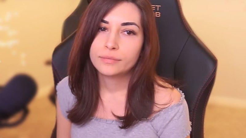 Yayında Yanlışlıkla Göğsünü Açan Twitch Yayıncısı Alinity Banlandı (Video)