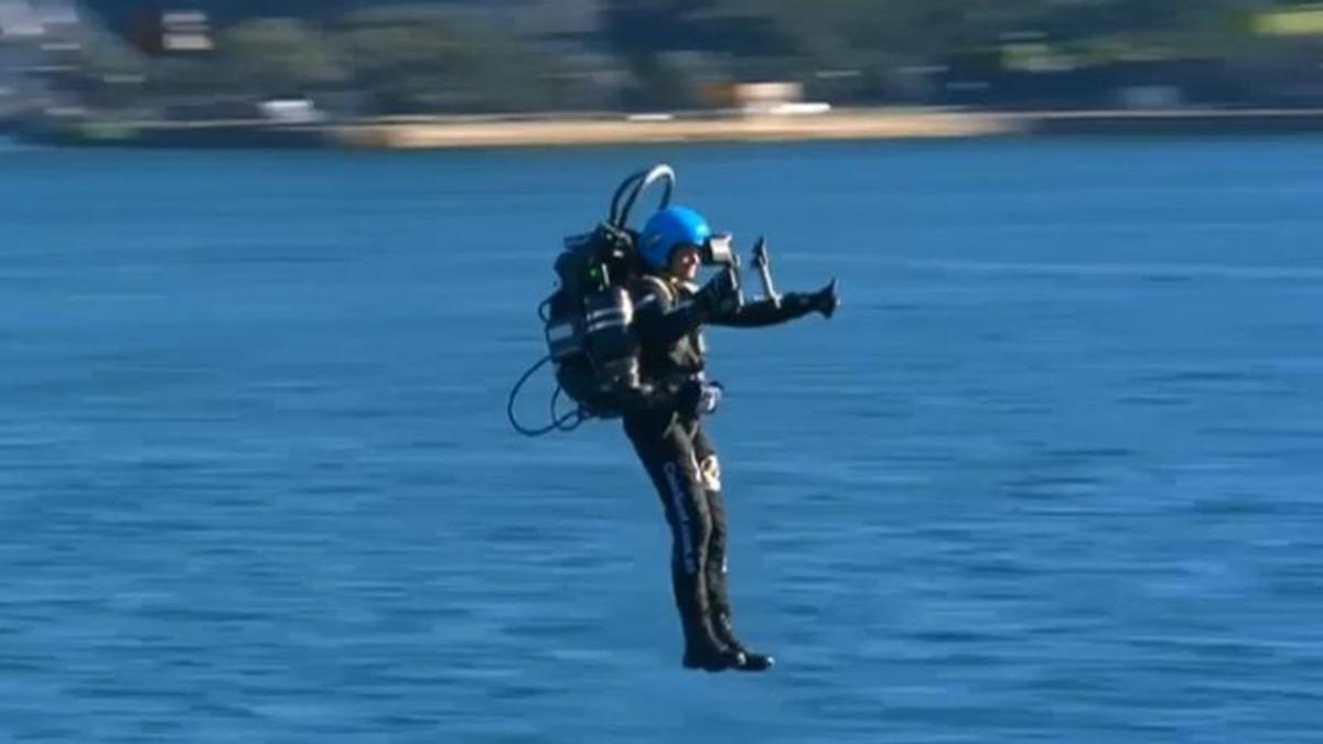 Bir Adam, Sydney Opera Binası Etrafında Jetpack ile Uçtu