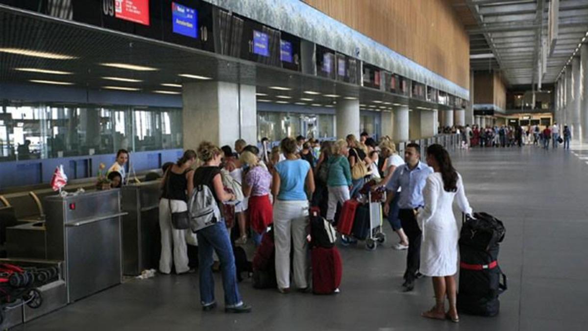 Dalaman Havalimanı’nda Patlayan Telefon Bataryası, Yolcuların Ödünü Patlattı (Video)